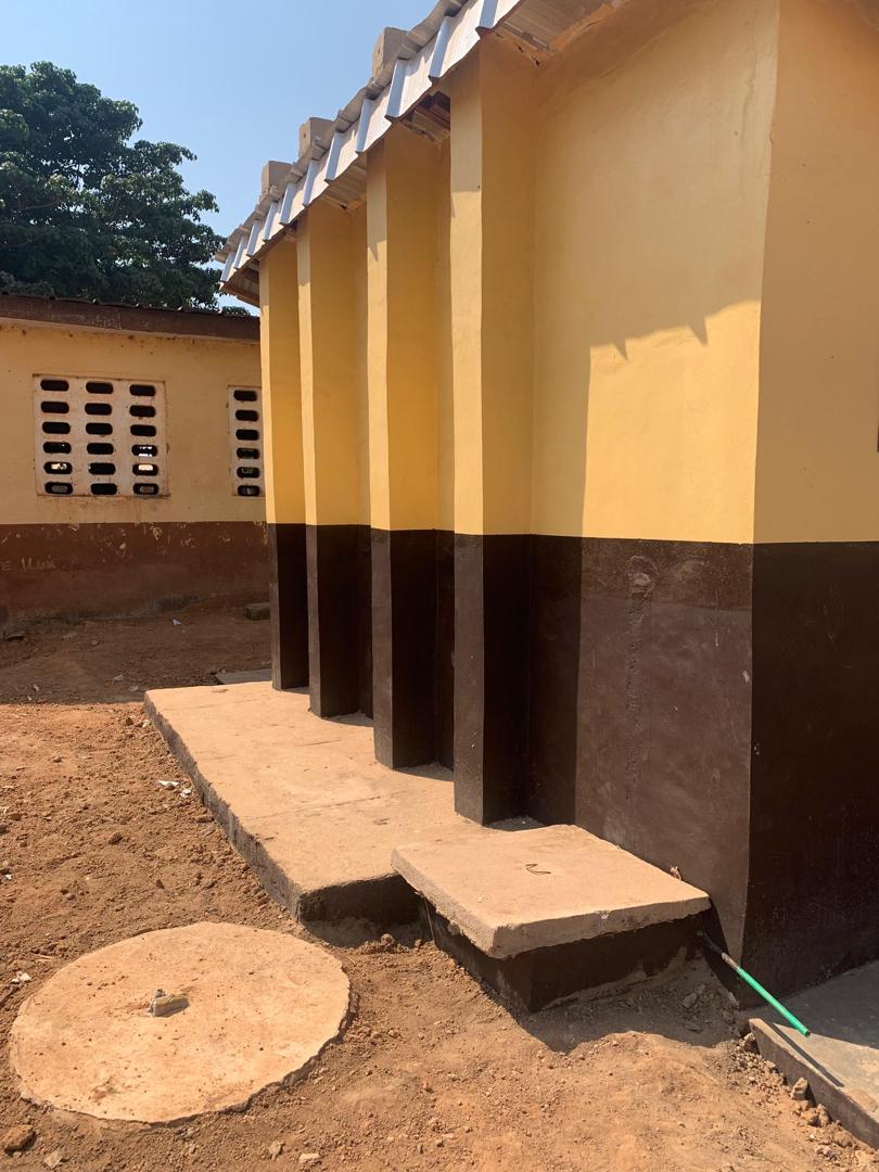 Projet UNICEF ROCHE – Construction de 9 blocs de latrines dans la région du Kabadougou — vue 2